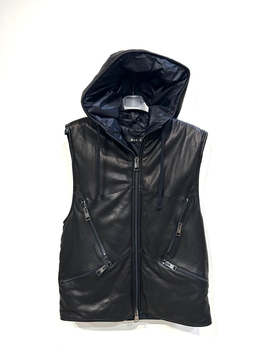 Gilet in pelle ovina, con cappuccio, zip frontali. Col. Nero