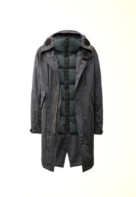 ​Parka con cappuccio in microfibra, interno staccabile in piuma. Col. Piombo