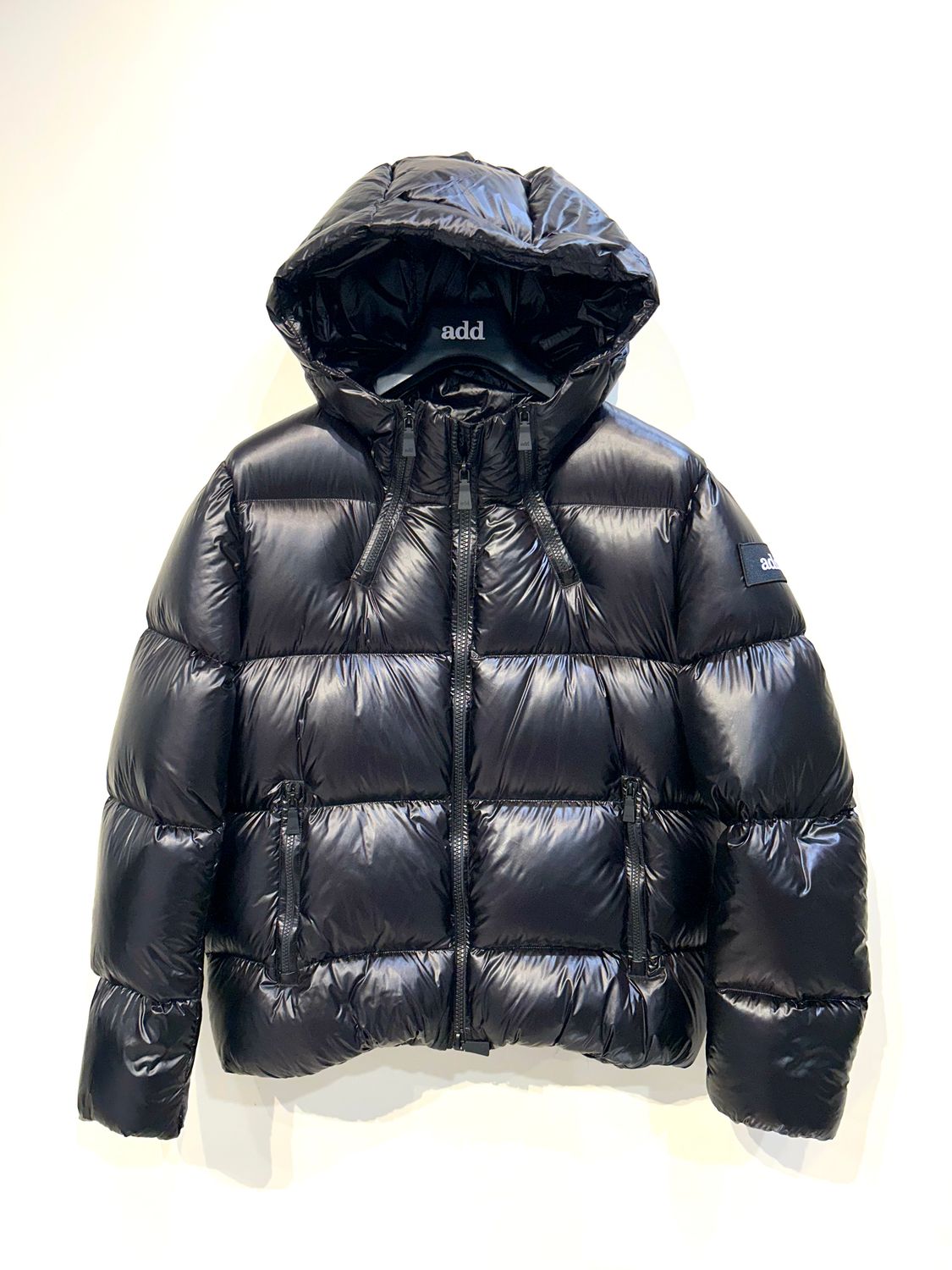 Piumino in nylon lucido con cappuccio. Col. Nero