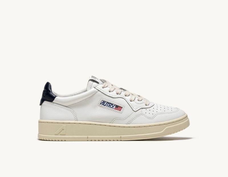 Sneaker Autry realizzata in pelle, talloncino logato in contrasto . Col. Bianco - BLU  PRIMAVERA ESTATE 2025