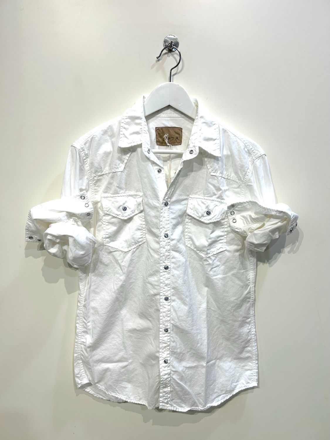 Camicia texana con automatici in drill di cotone e microrotture. Col. Latte