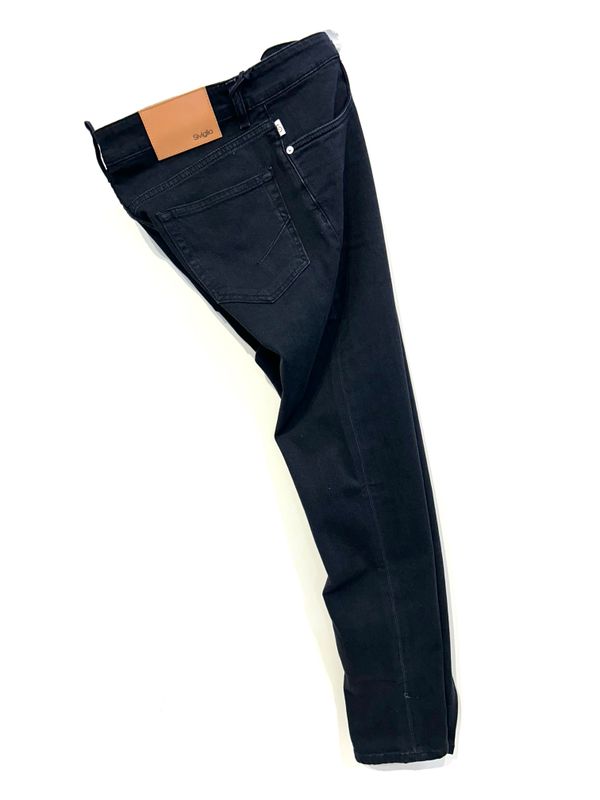 Jeans in denim elasticizzato slim fit. Col. Nero