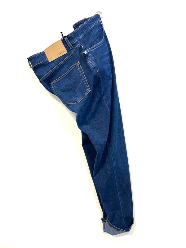 Jeans in denim leggero elasticizzato. Col. Bleu medio