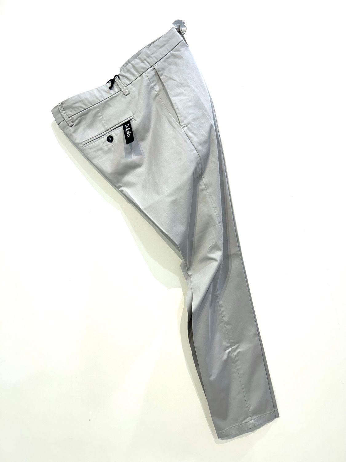 Pantalone in raso di cotone leggero elasticizzato. Col. Gesso