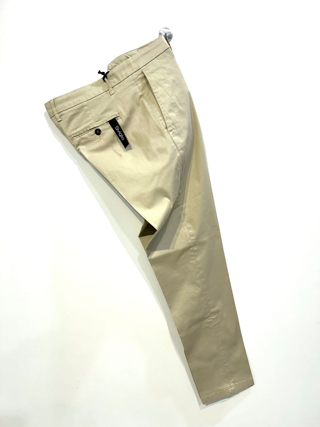 Pantalone in raso di cotone leggero elasticizzato. Col. Sabbia