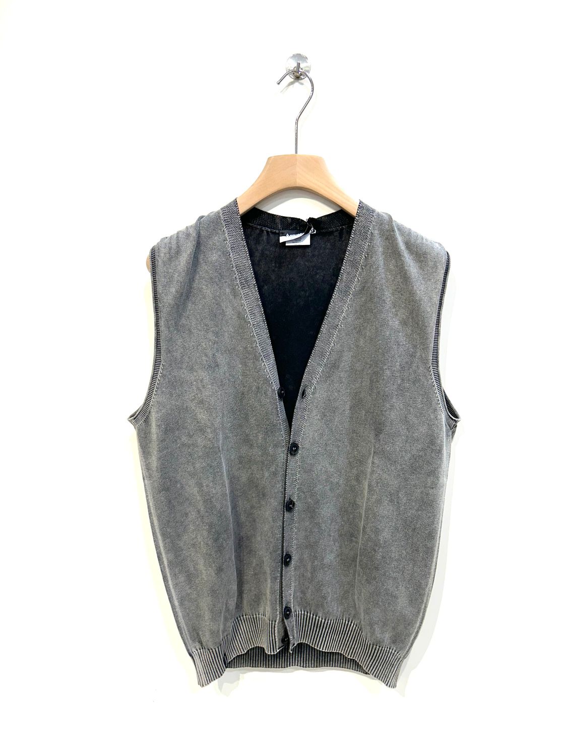 Cardigan Smanicato con bottoni in cotone trattamento artigianale aerografo. Col. Ferro