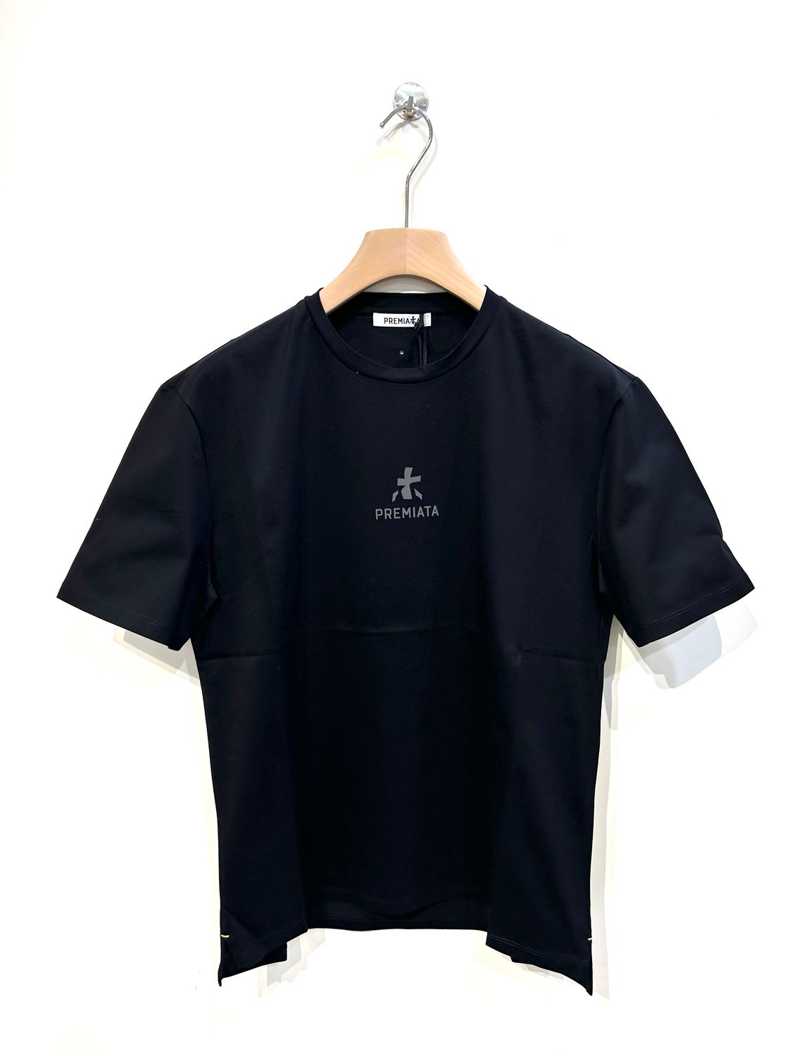 Tshirt manica corta in cotone leggero, stampa frontale. Col. Nero