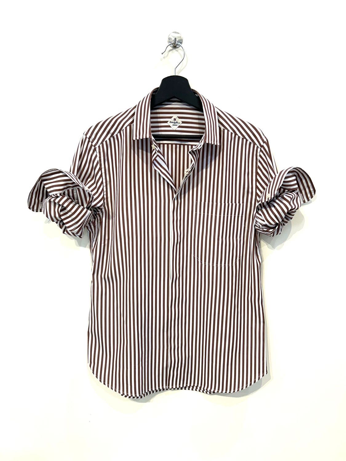 Camicia bacchetta larga, in cotone popeline leggero, tasca frontale, finta coperta. Col. Bianco / Bruciato