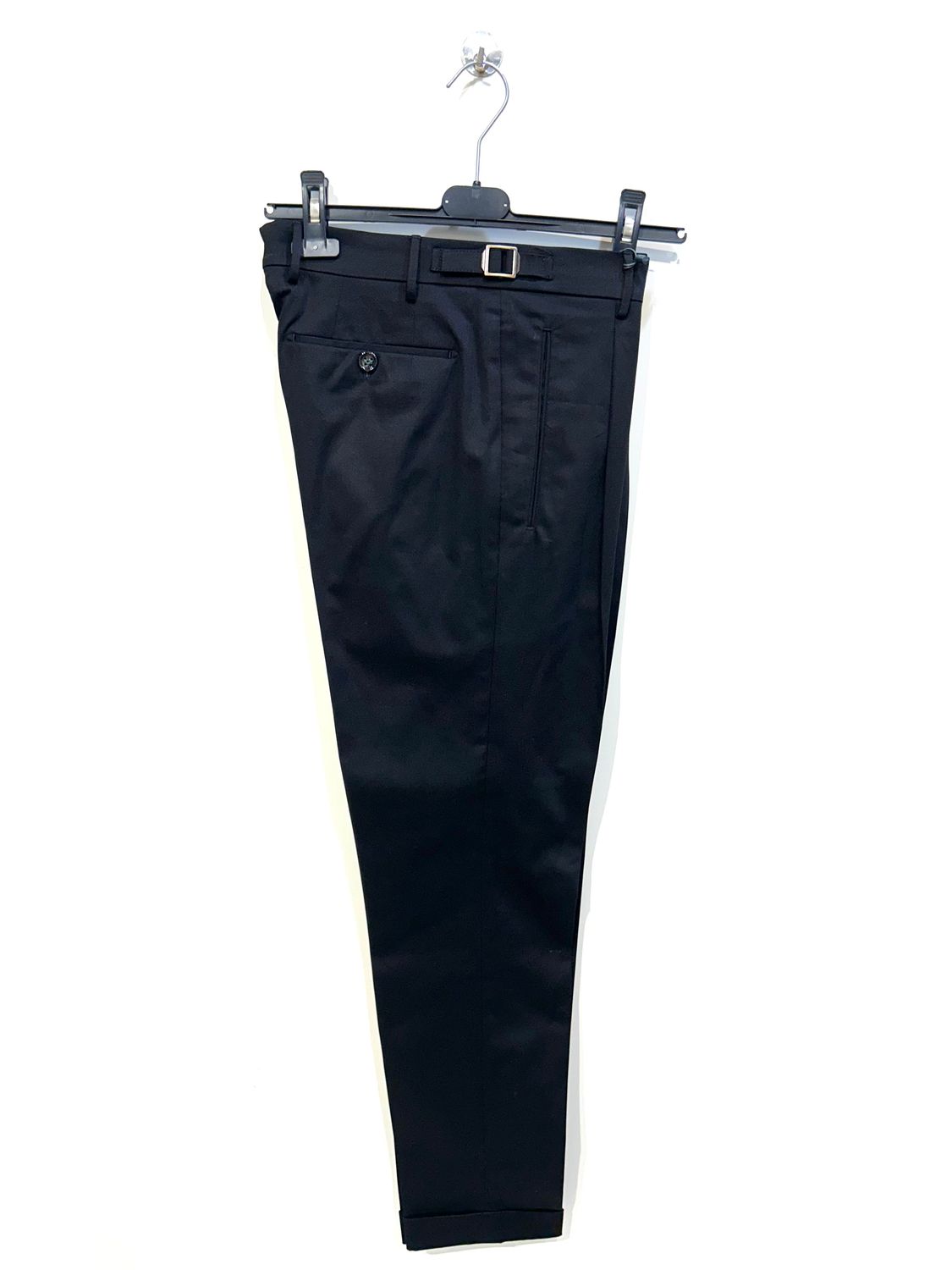 Pantalone in cotone elastan con pence e laccetto. Col. Nero