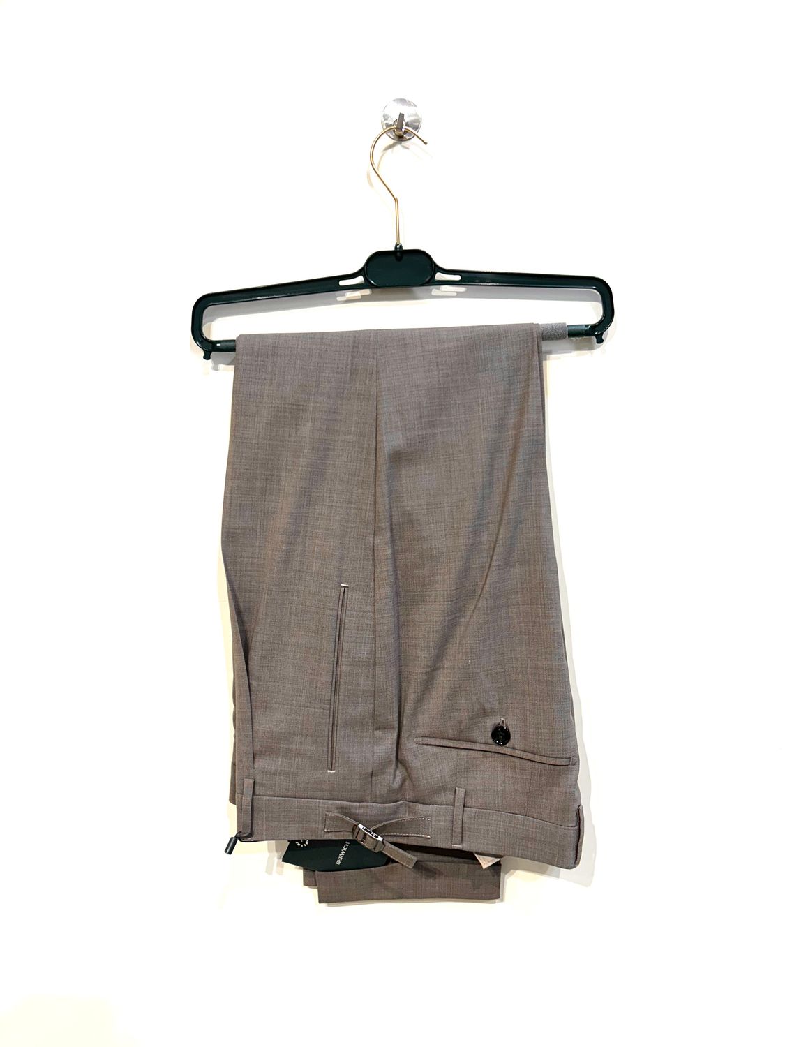 Pantalone in fresco di lana con pence e laccetto. Col. Tortora