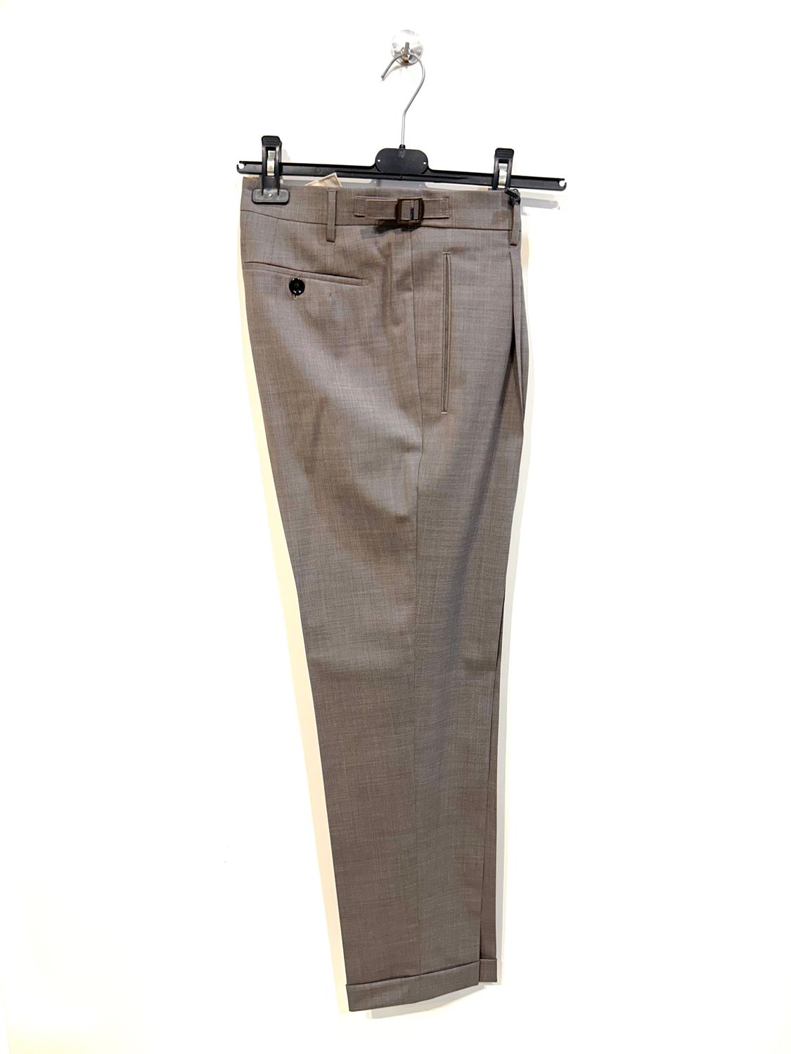 Pantalone in fresco di lana con pence e laccetto. Col. Tortora