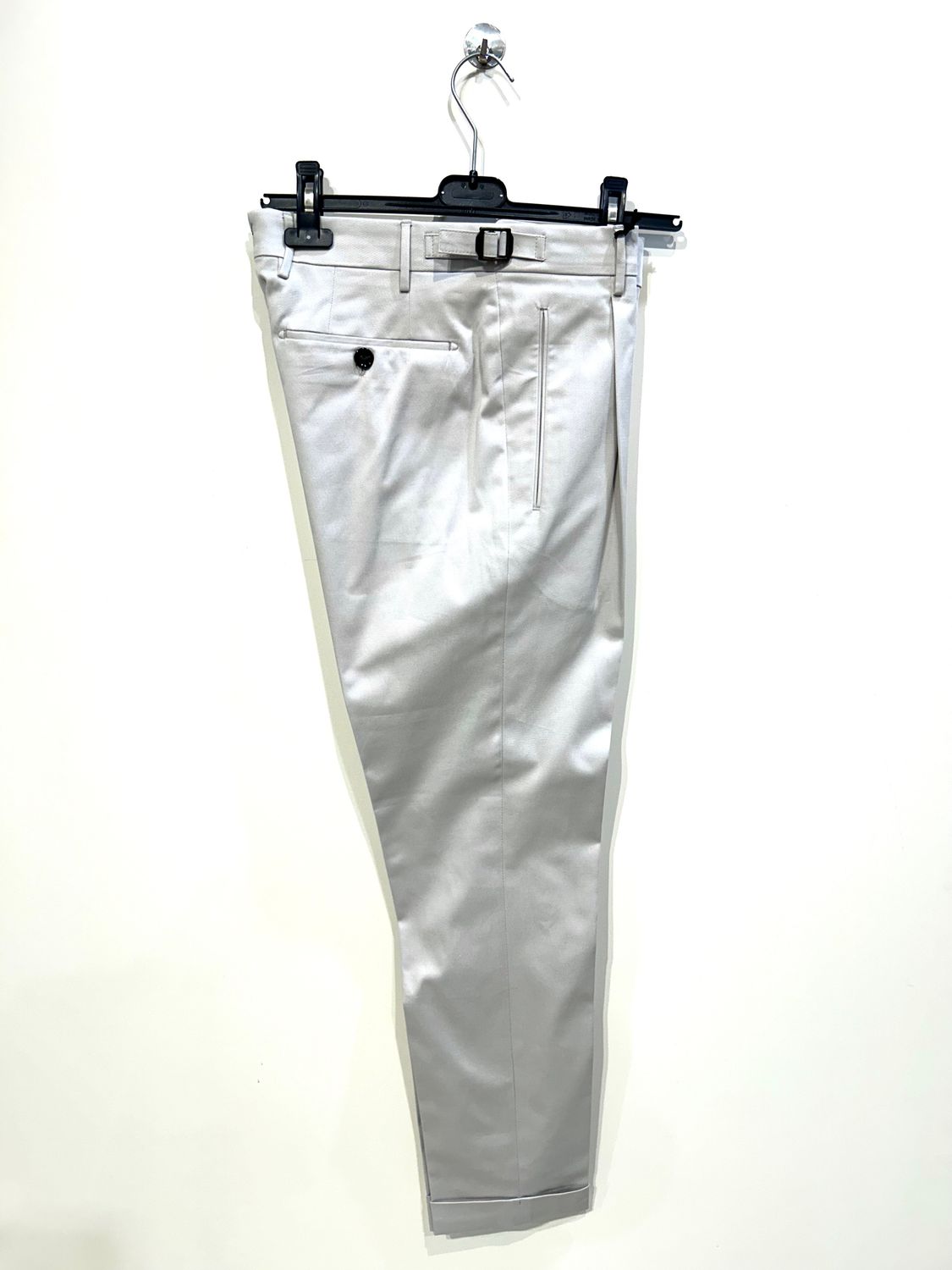Pantalone in cotone elastan con pence e laccetto. Col. Ghiaccio