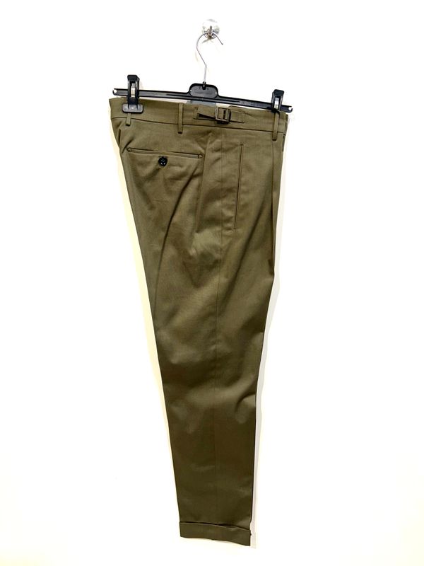 Pantalone in cotone elastan con pence e laccetto. Col. Militare