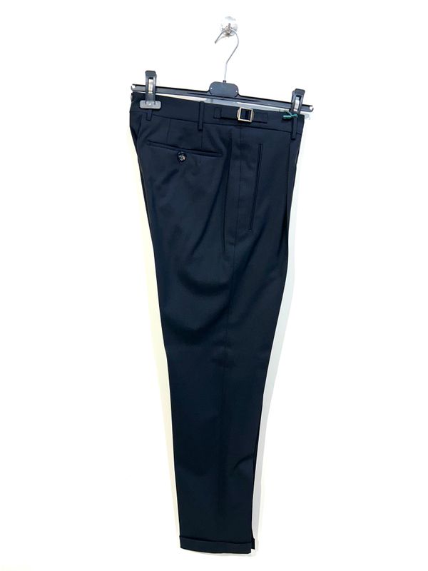 Pantalone in fresco di lana con pence e laccetto. Col. Nero