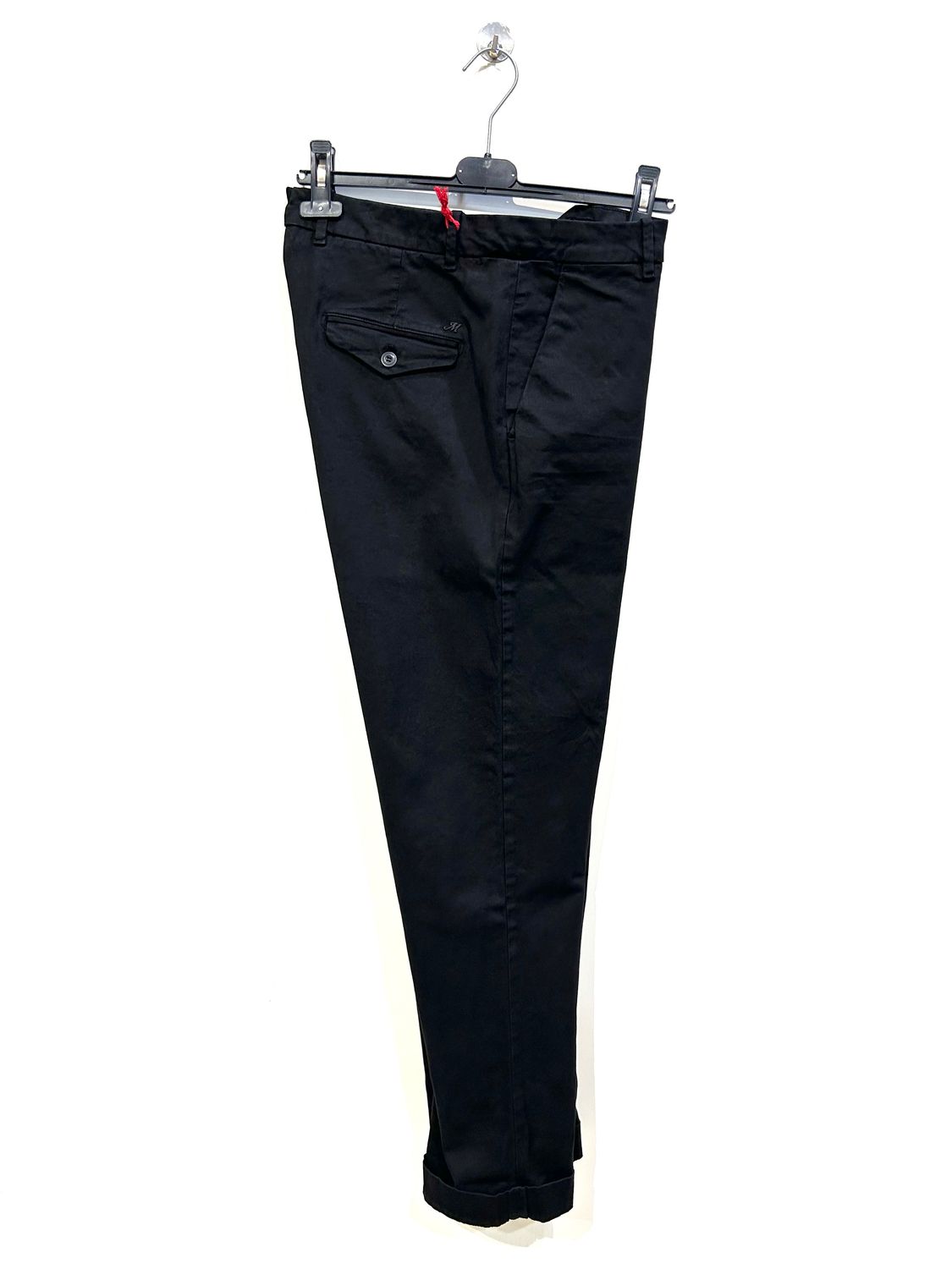 Pantalone in chinos di cotone elasticizzato, relaxed fit. Col. Nero
