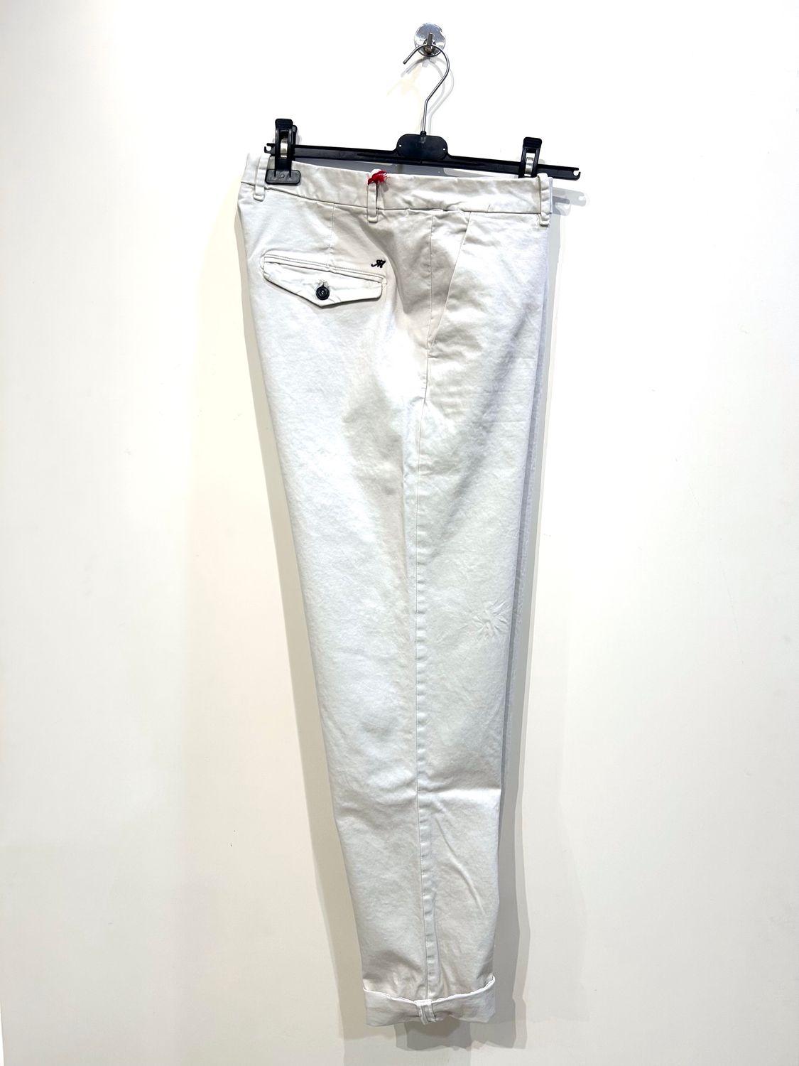 Pantalone in chinos di cotone elasticizzato, relaxed fit. Col. Ghiaccio