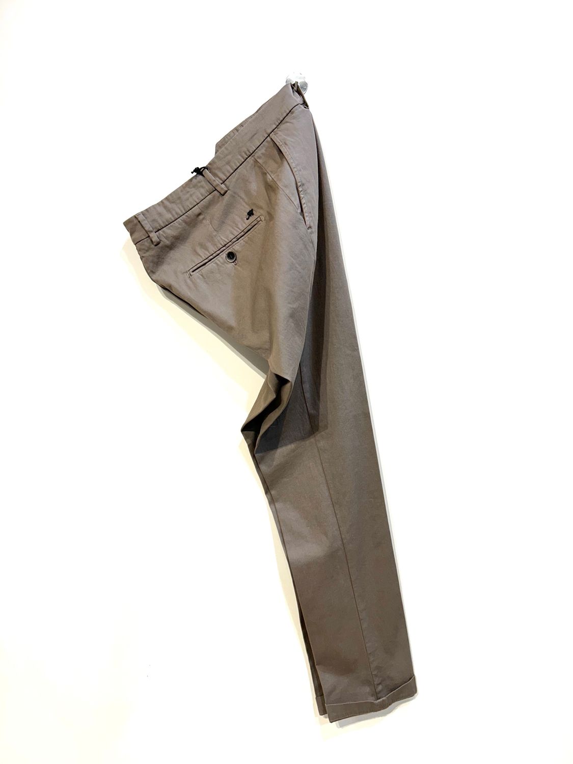 Pantalone in cotone elasticizzato broken twill. Col. Tortora