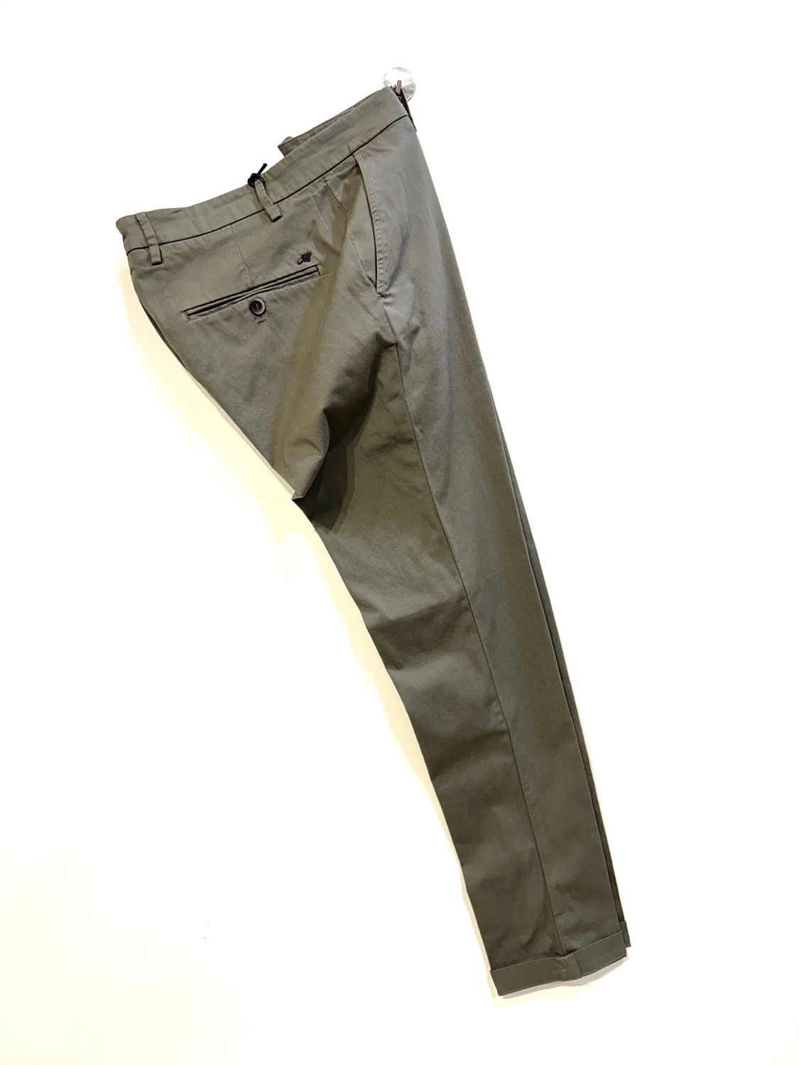 Pantalone in cotone elasticizzato broken twill. Col. Militare