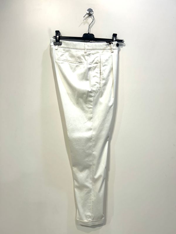 Pantalone in cotone, seta ed elastam con pence. Col. Latte