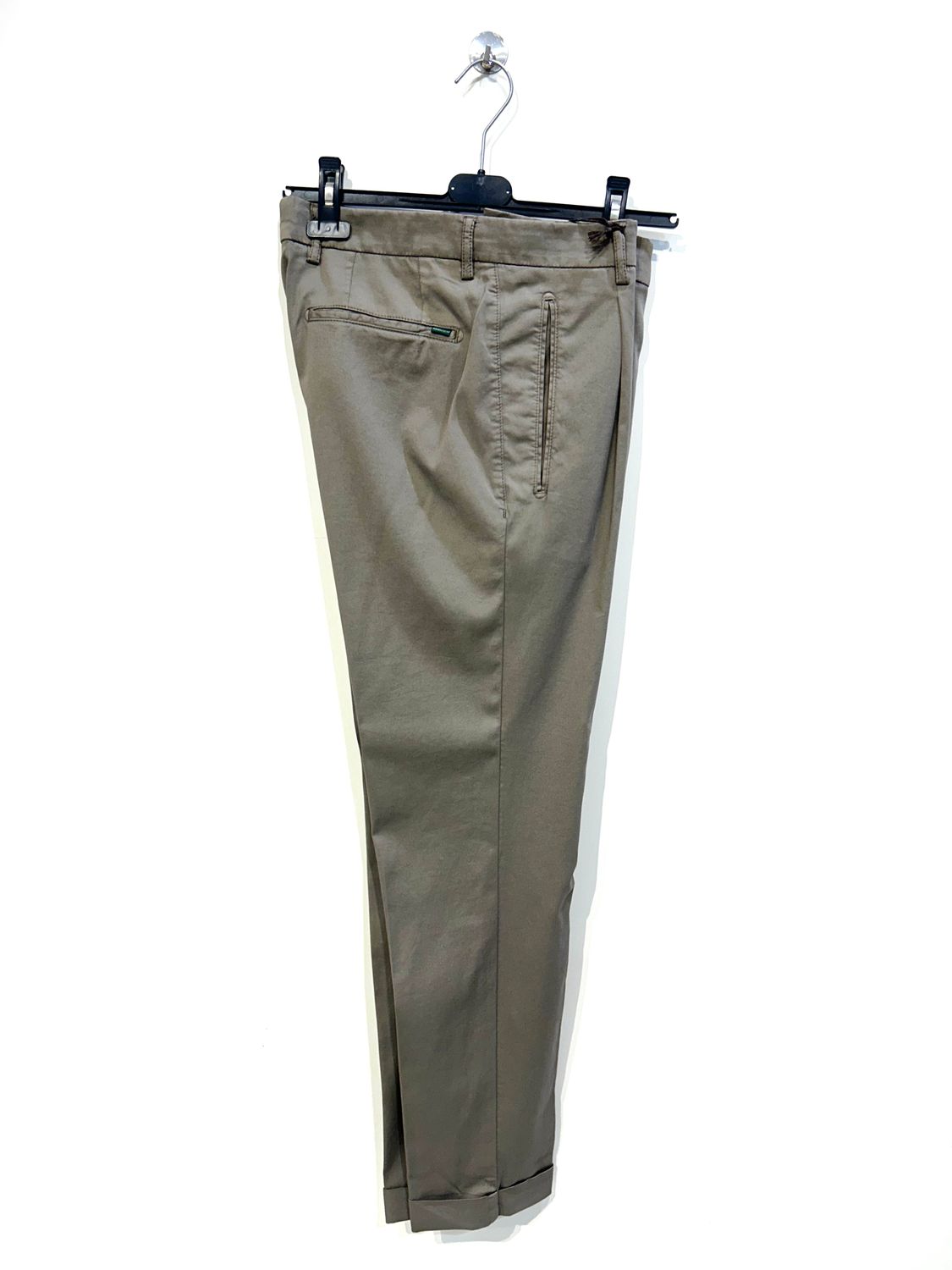 Pantalone in cotone, seta ed elastam con pence. Col. Fango