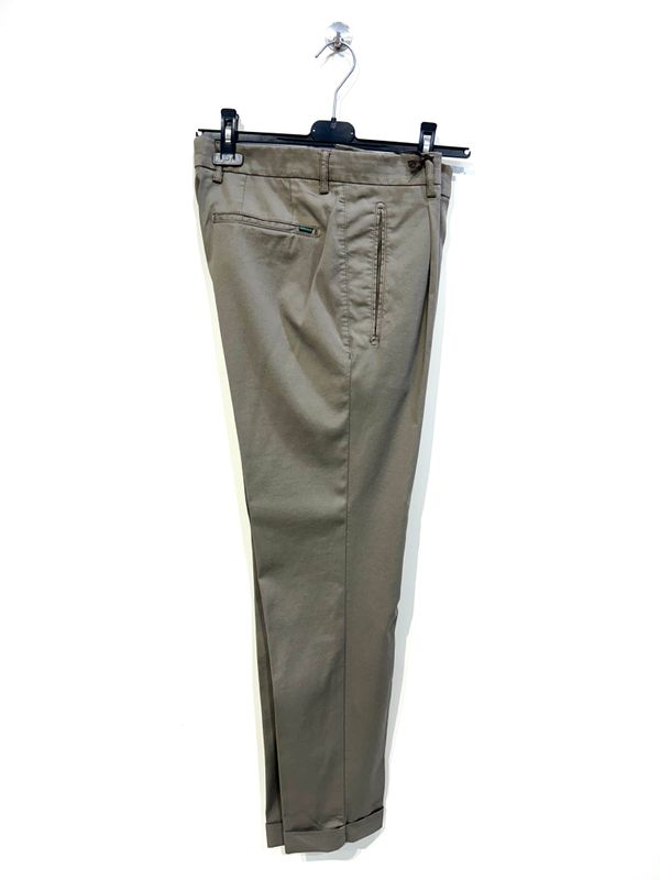 Pantalone in cotone, seta ed elastam con pence. Col. Fango