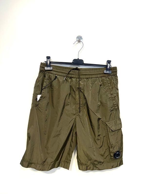 Bermuda in tessuto tecnico Chrome. Col. Verde Militare