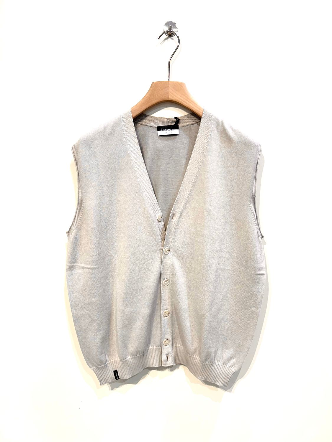 Cardigan smanicato con bottoni trattamento artigianale aerografo sfumato. Col. Stucco