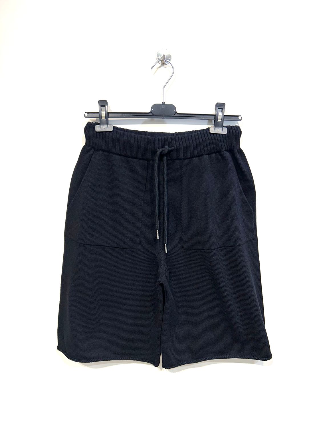Bermuda realizzato in maglia di cotone, over fit. Col. Nero