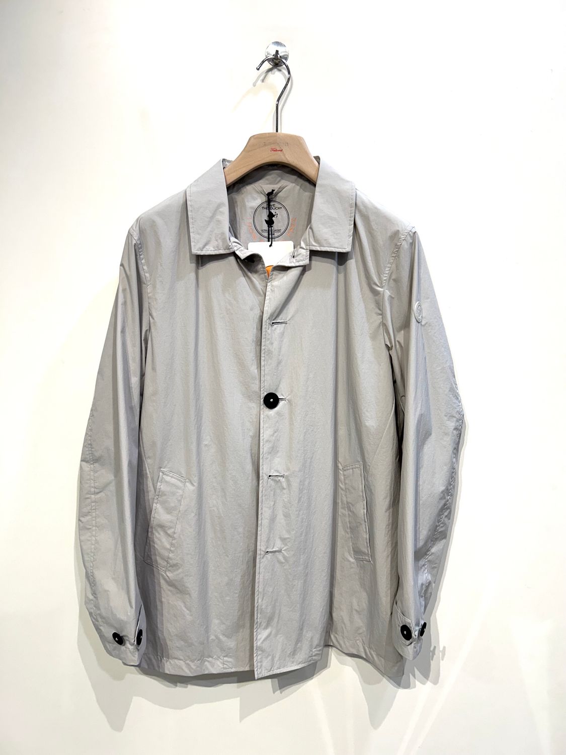 Trench sfoderato in tessuto tecnico windproof e waterproof. Col. Gesso