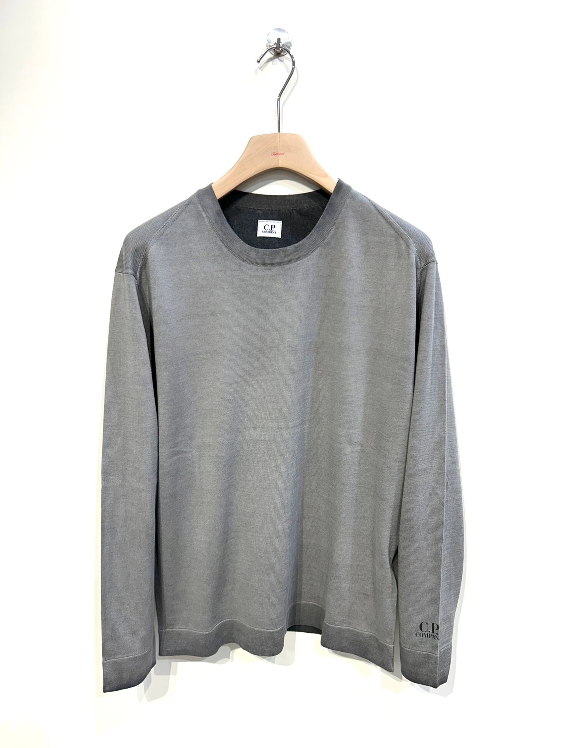 Maglia girocollo in cotone tintura a spruzzo. Col. Pietra