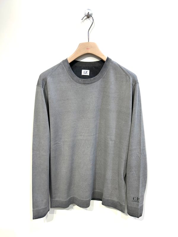 Maglia girocollo in cotone tintura a spruzzo. Col. Pietra