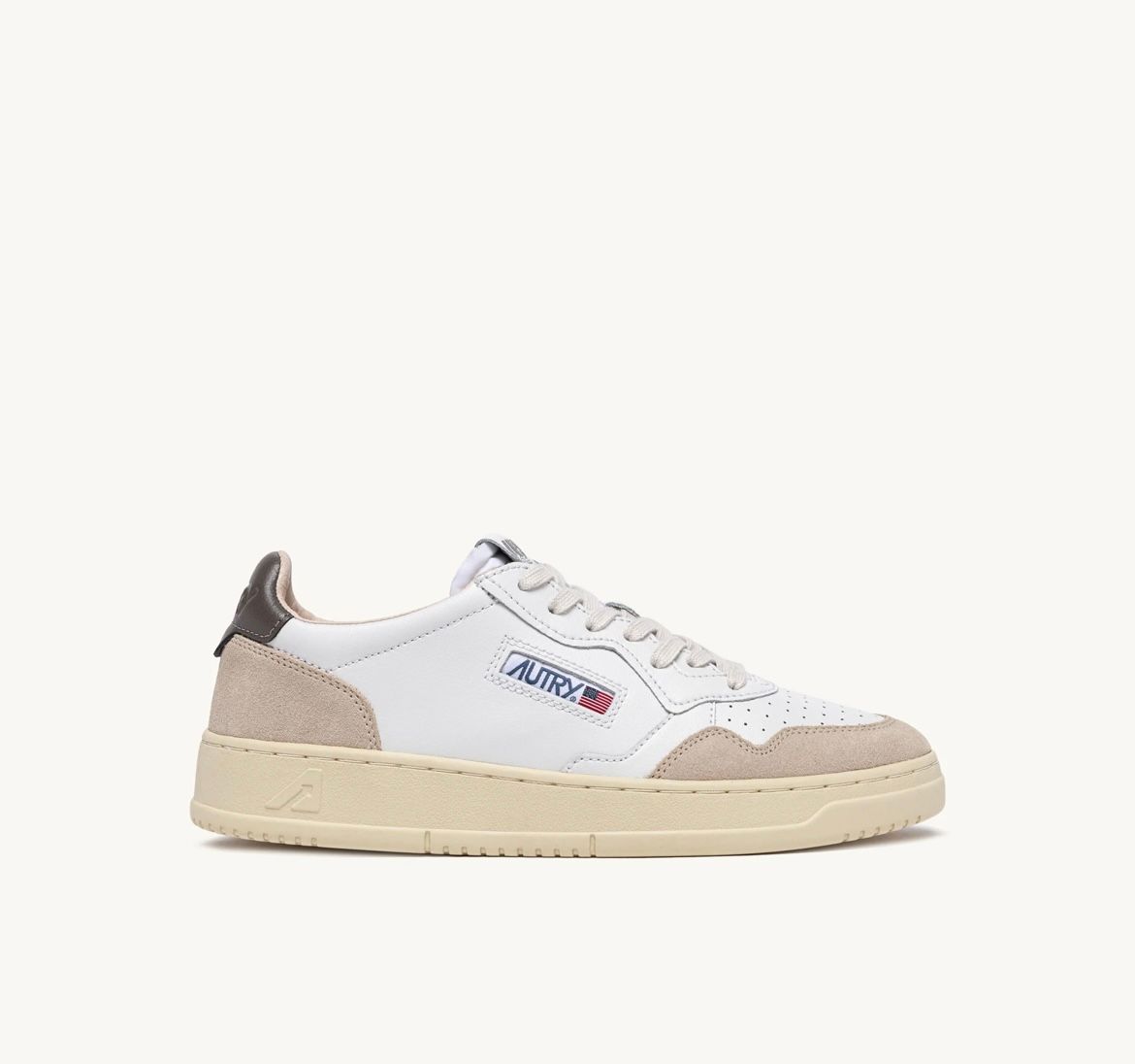 Sneaker bassa Autry ispirata ai modelli vintage anni 80. Col. Bianco - Fango NEW AUTUNNO INVERNO ESTATE 25-26
