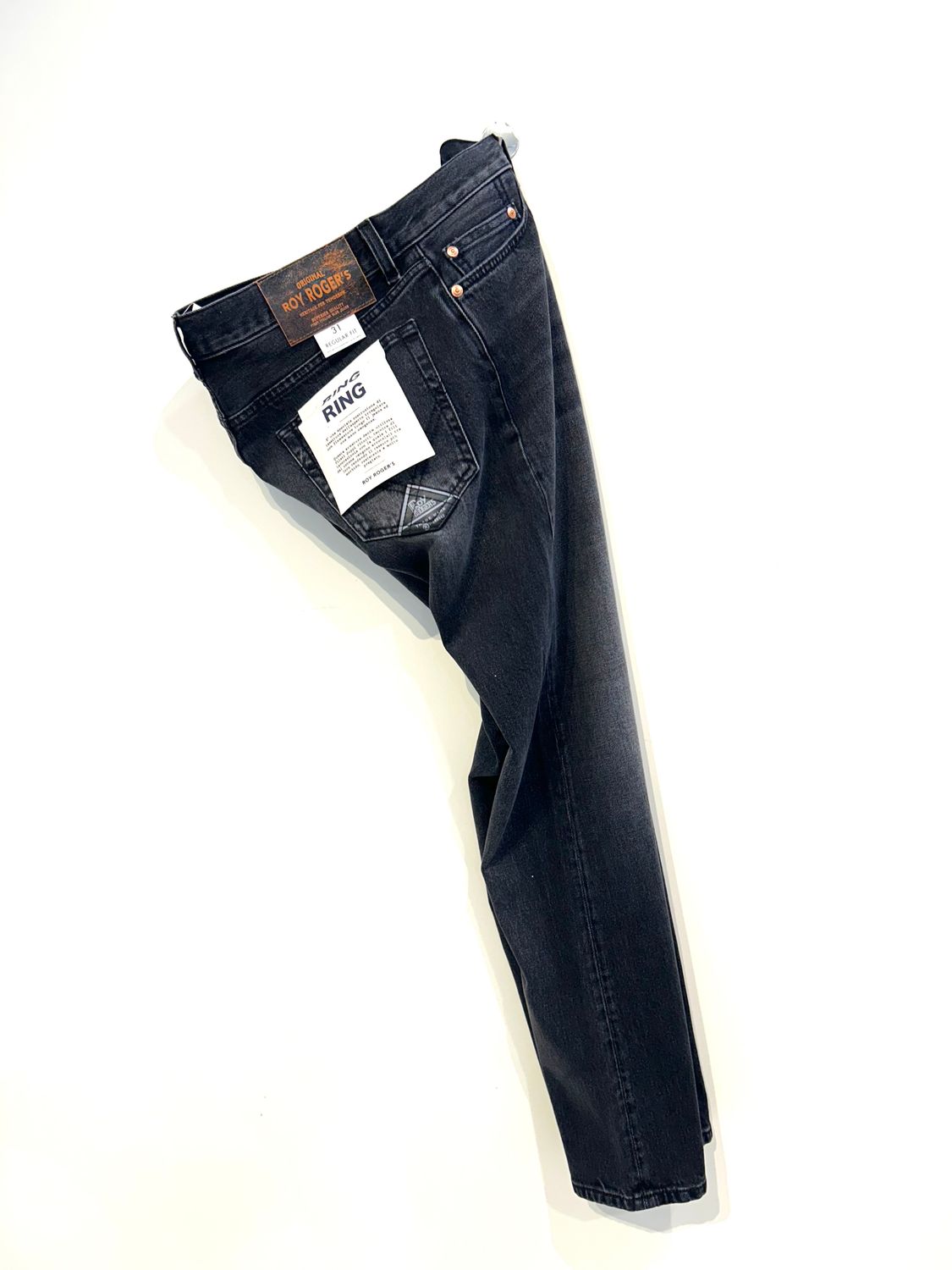 Jeans tela elasticizzata, regular fit effetto vintage. Col. Nero