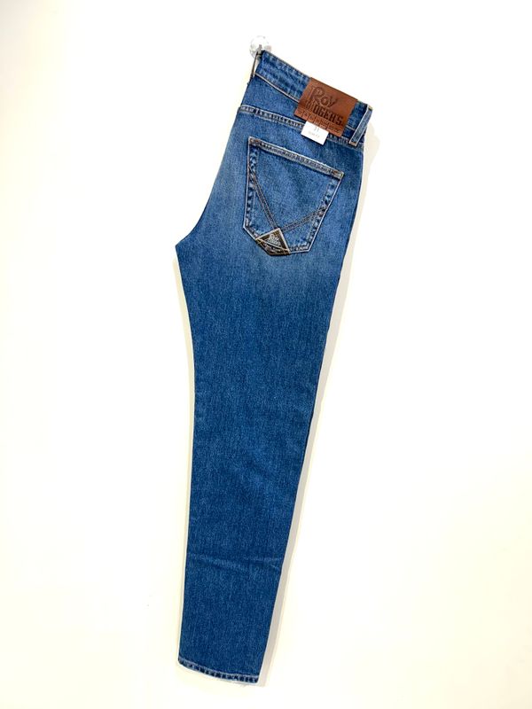 Jeans tela legermente elasticizzata, effetto vintage, slim fit. Col. Azzurro scuro