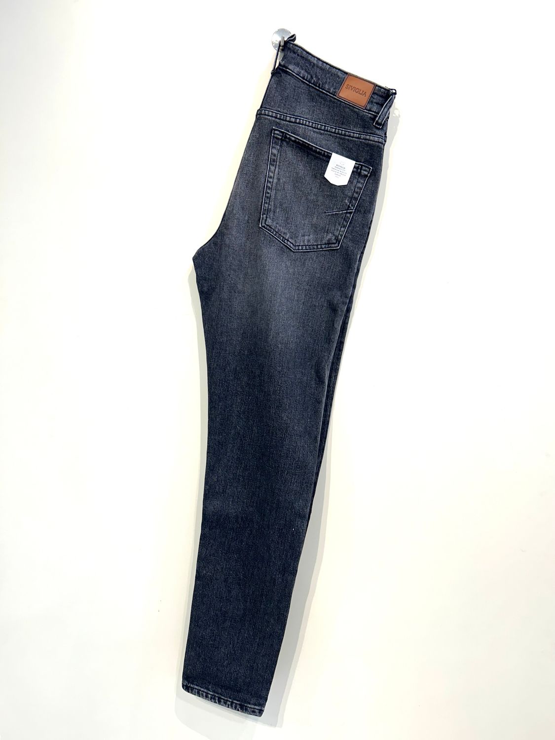Jeans in tela elasticizzata effetto vintage, slim fit. Col. Antracite