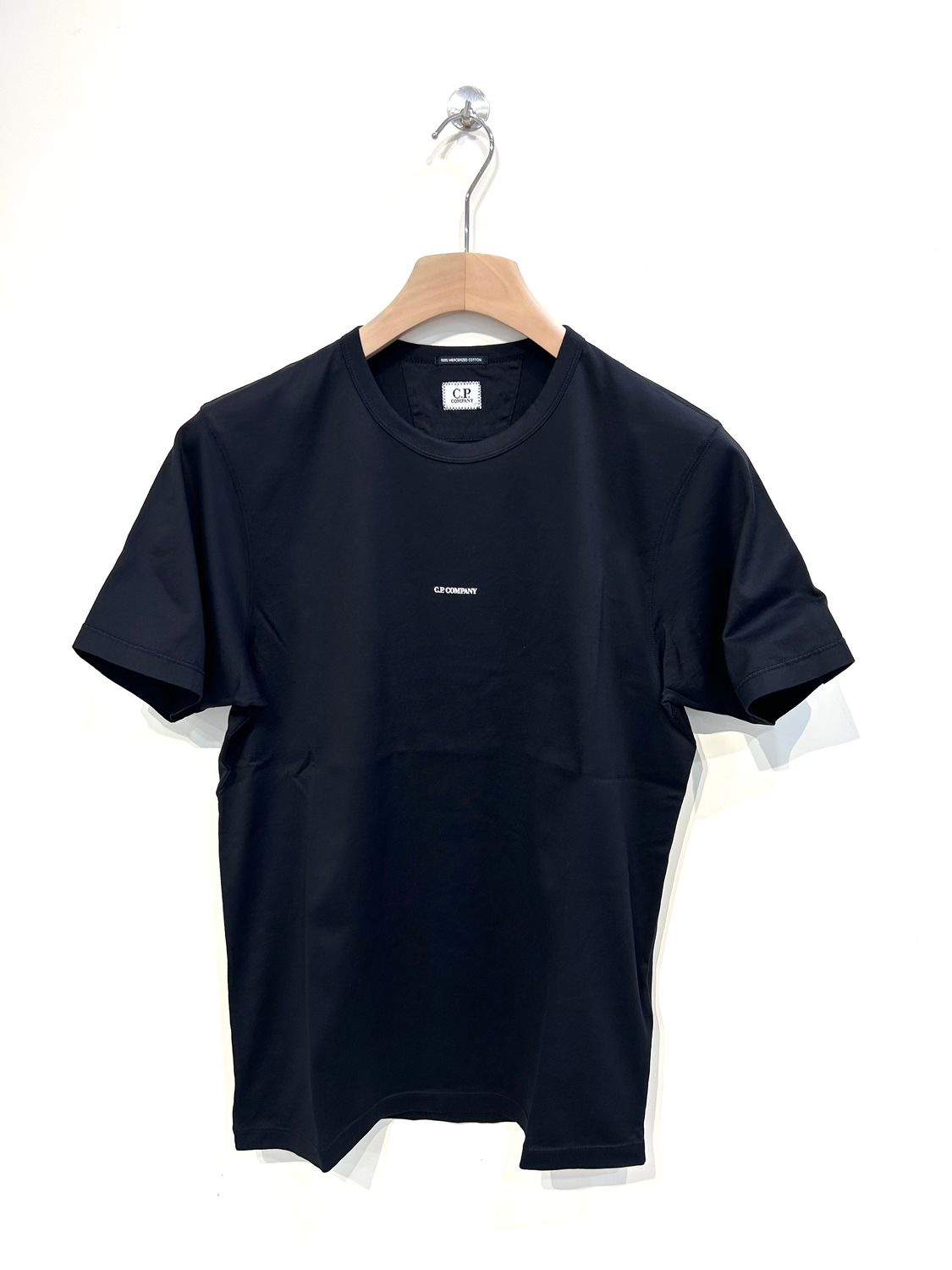 Tshirt manica corta in cotone mercerizzato, stampa frontale. Col. Nero