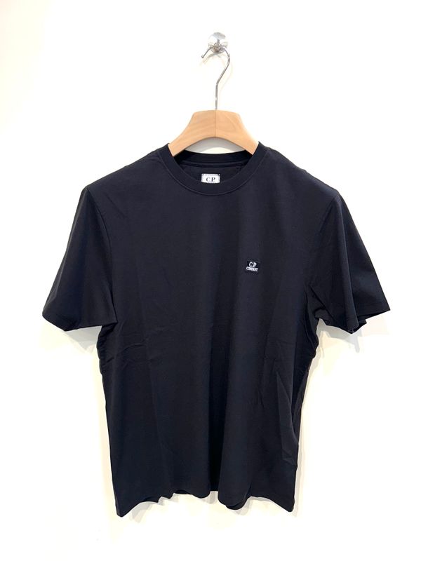 T-shirt manica corta in Jersey di cotone, patch ricamato sul petto. Col. Nero