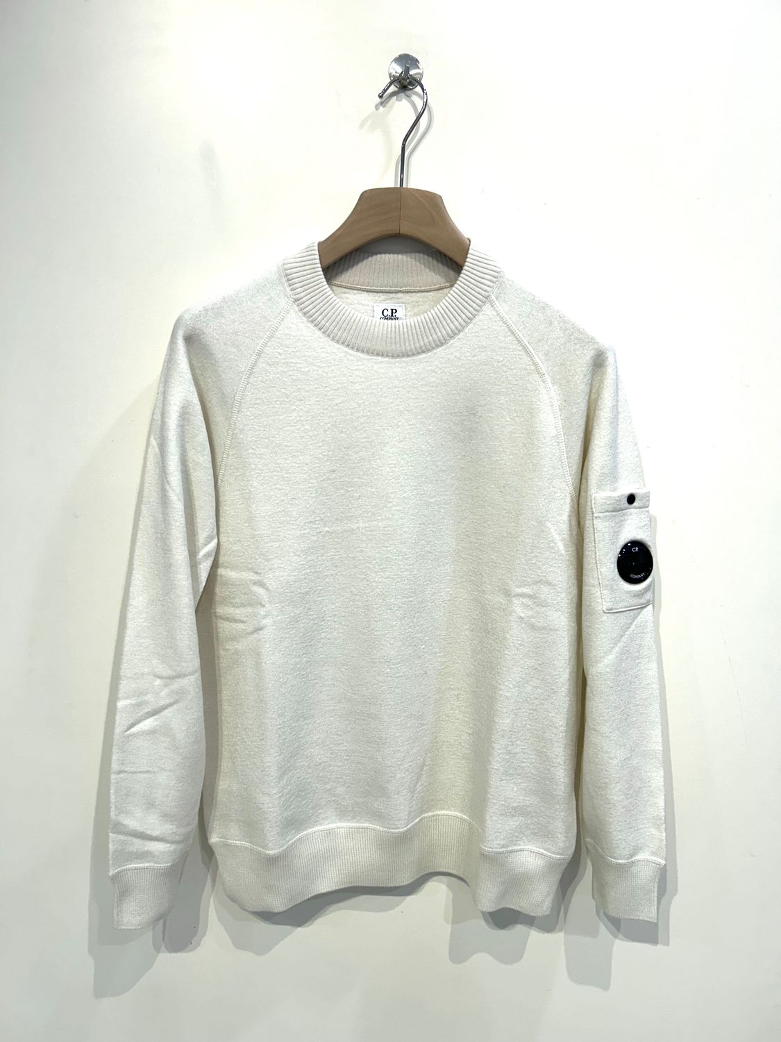 Maglia girocollo in lana e cotone infeltrita. Col. Gesso