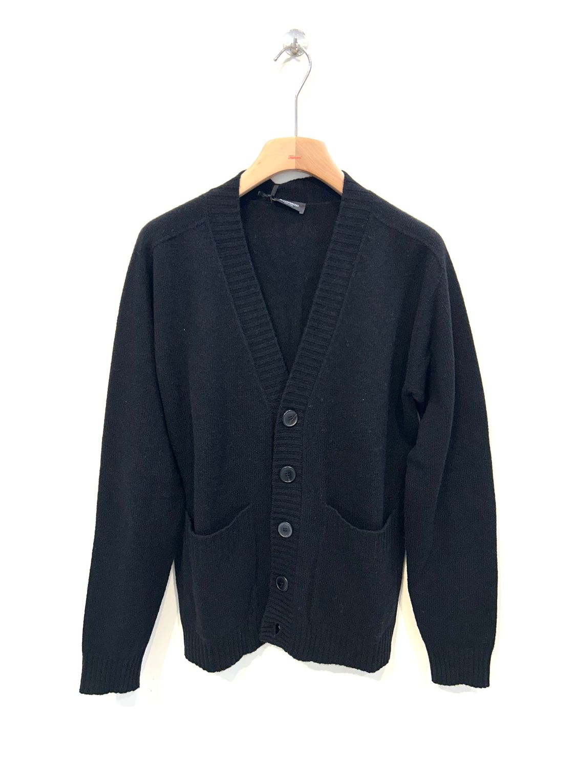 Cardigan con bottoni in lana e cashmere, tasche frontali. Col. Nero
