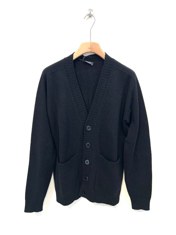 Cardigan con bottoni in lana e cashmere, tasche frontali. Col. Nero