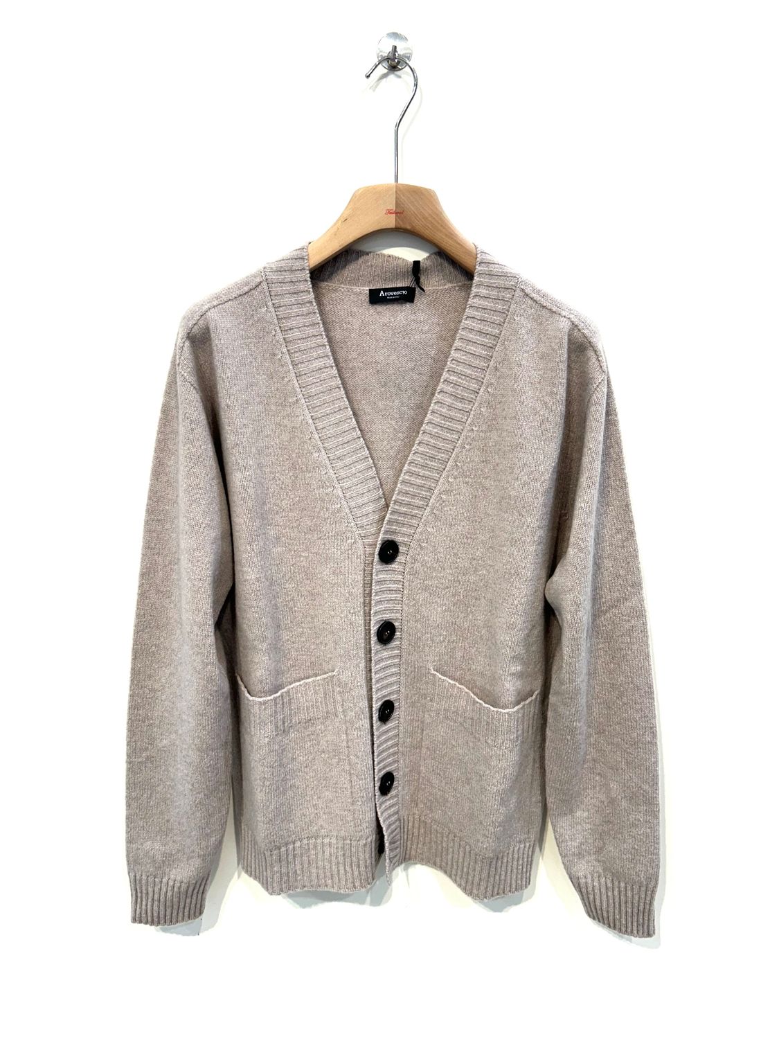 Cardigan con bottoni in lana e cashmere, tasche frontali. Col. Naturale