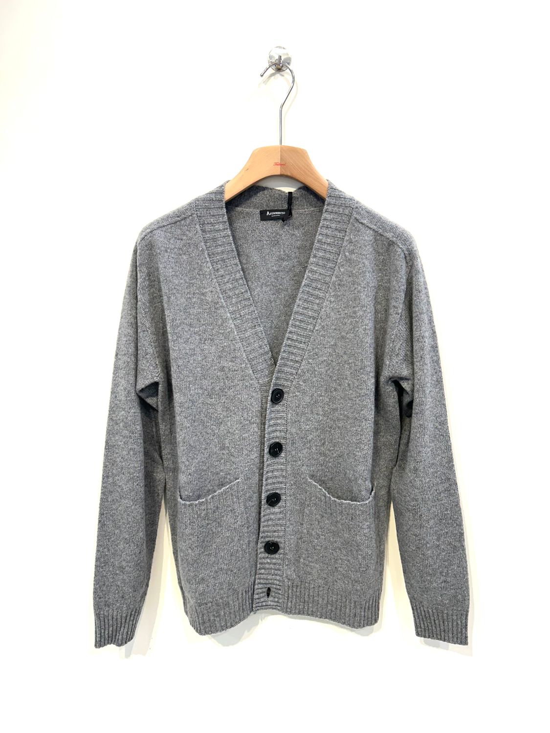 Cardigan con bottoni in lana e cashmere, tasche frontali. Col. Grigio Medio