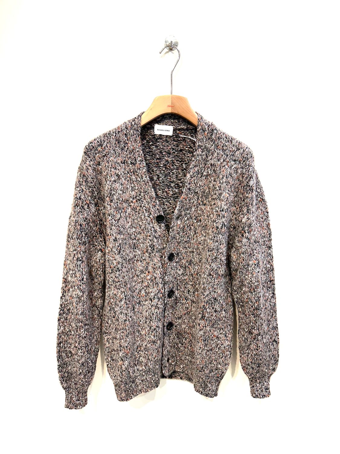 Cardigan muline’ con bottoni e tasche frontali in baby alpaca, cotone e lana. Col. Nero / Beige / Ruggine