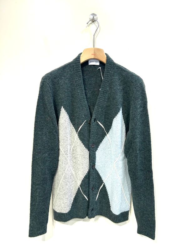 Cardigan a rombi jacquard con bottoni in lana e poly . Col. Verdone