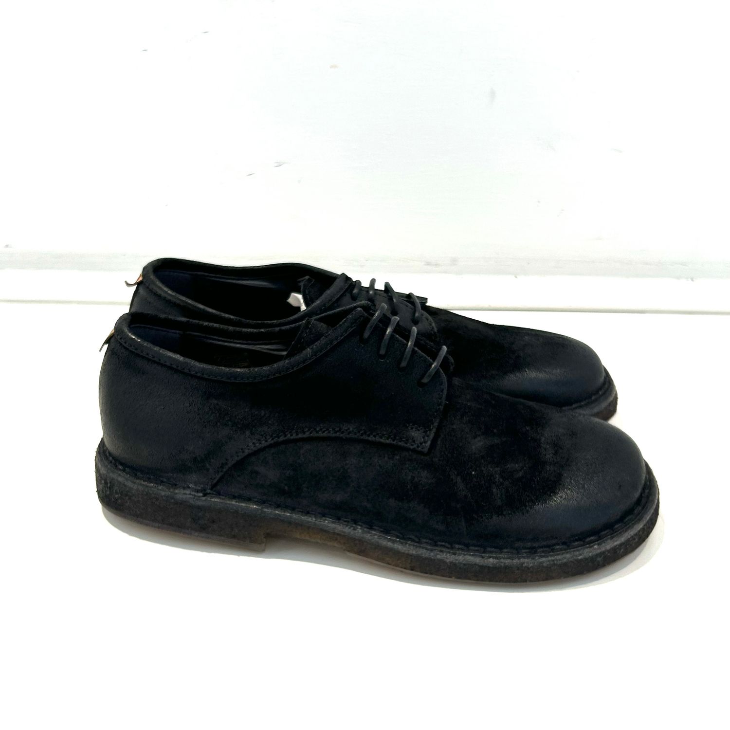 Scarpa derby allacciata in crosta effetto vintage. Col. Nero