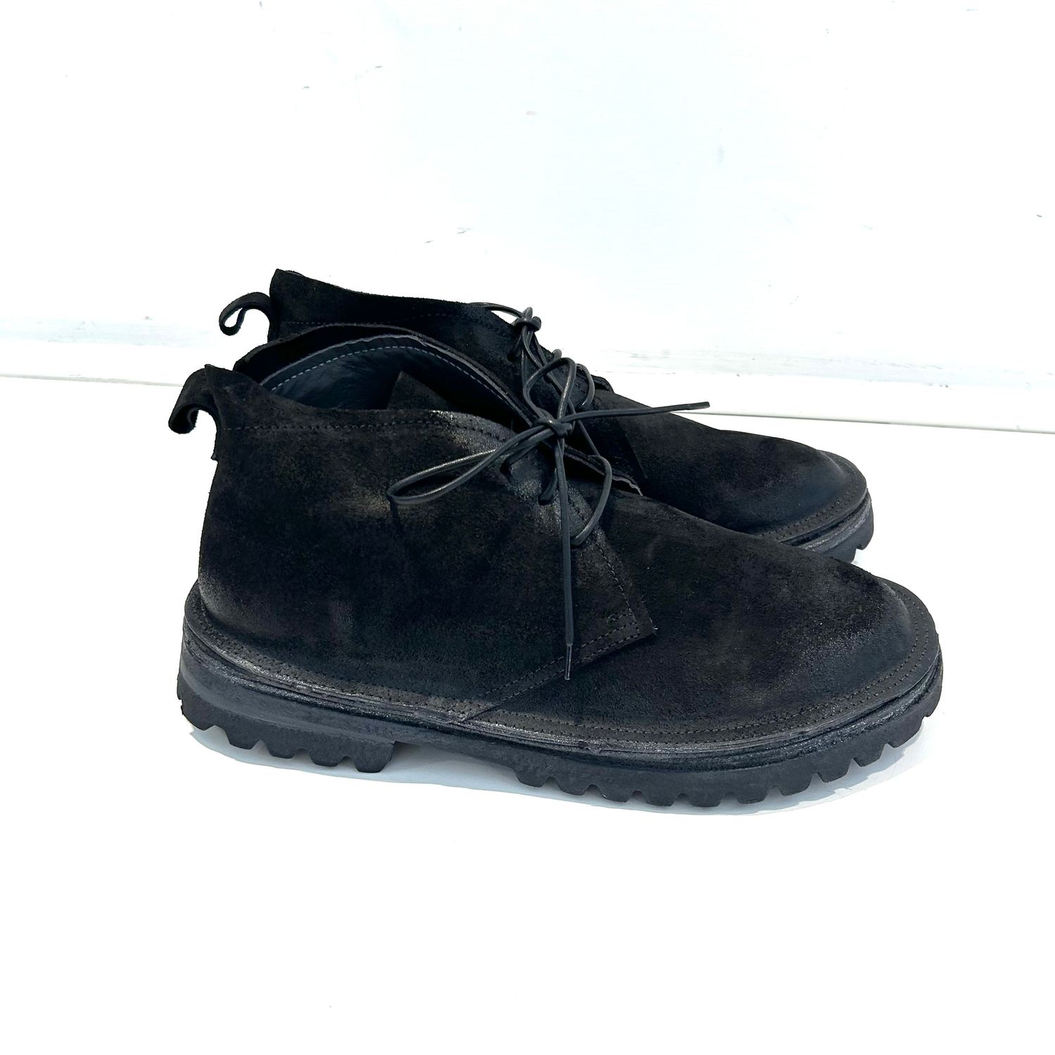 MOMA Mezzo stivaletto “ Clark “ in crosta effetto vintage, fondo gomma ultra light . Col. Nero
