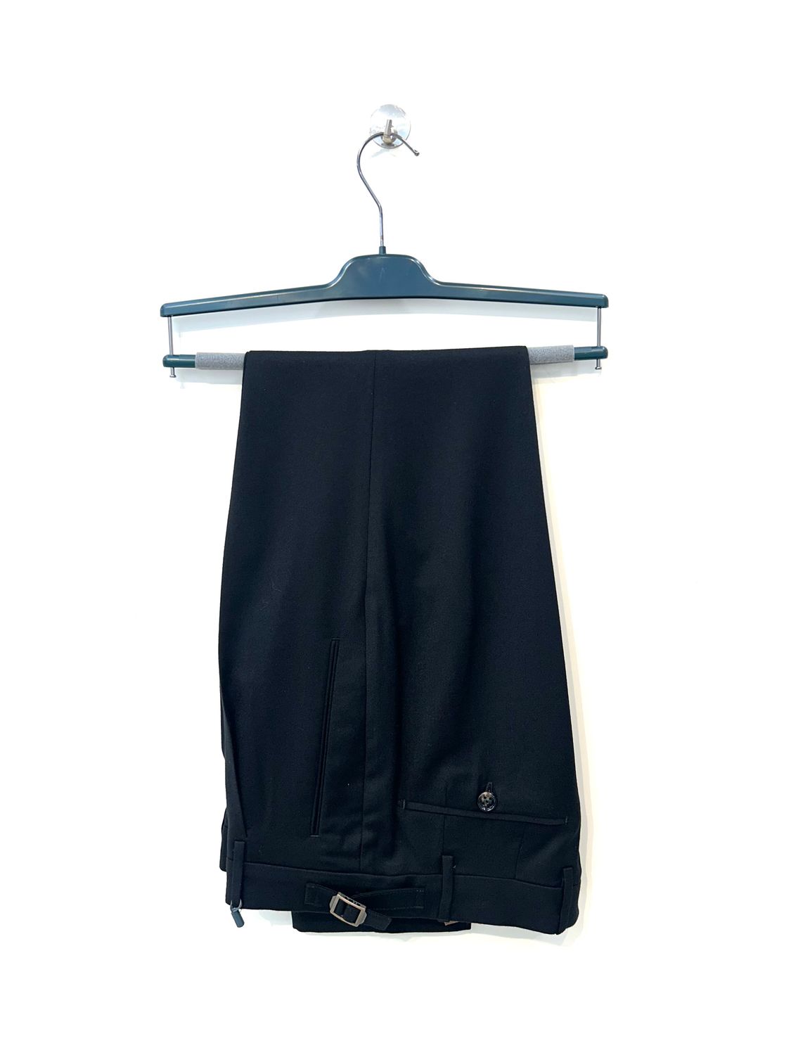 Pantalone in pura lana con pence e laccetti. Col. Nero