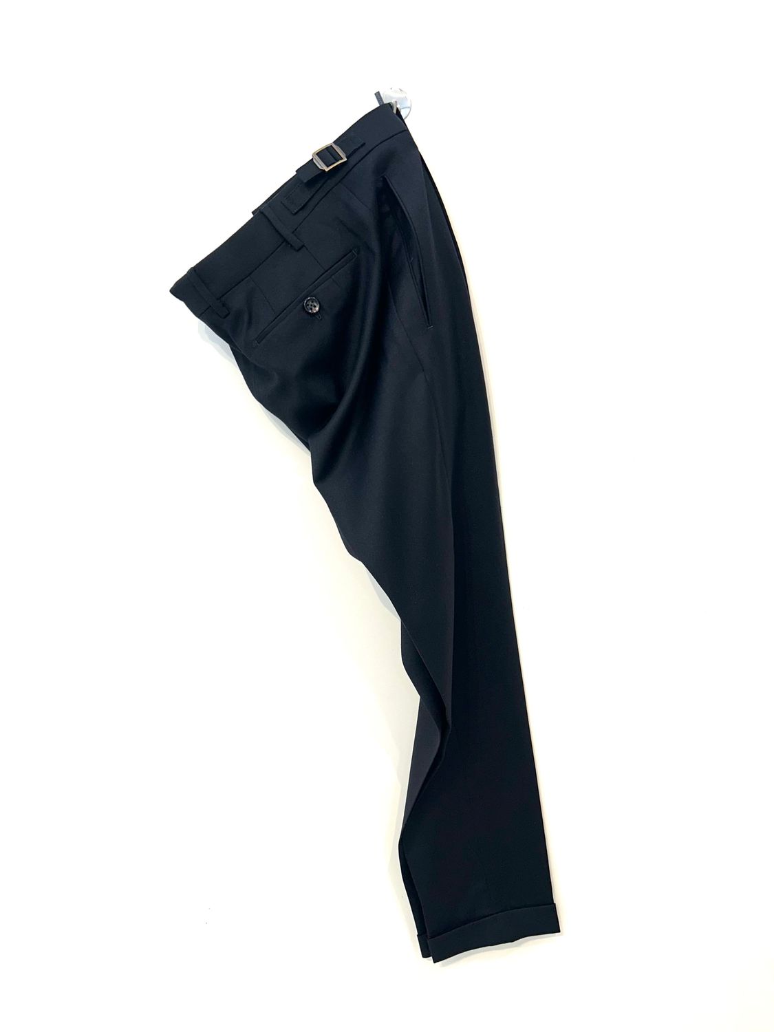 Pantalone in pura lana con pence e laccetti. Col. Nero