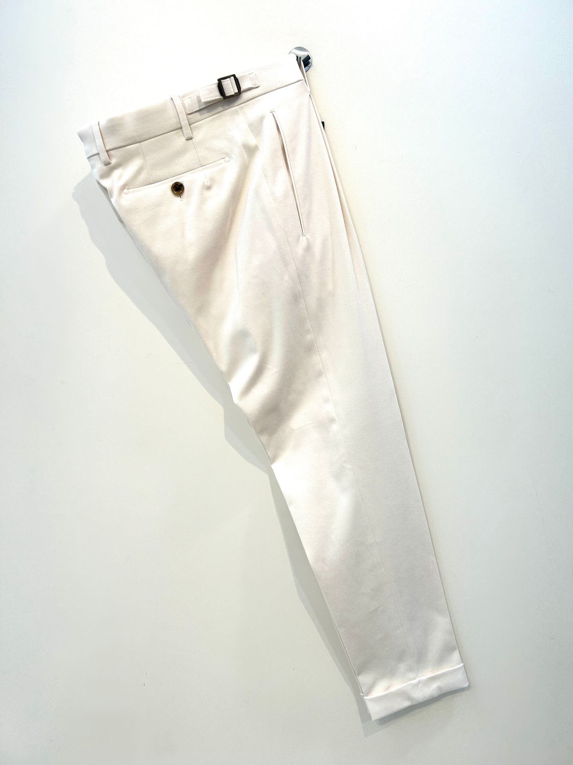Pantalone in covert di cotone diagonale elasticizzato con pence e laccetti. Col. Latte