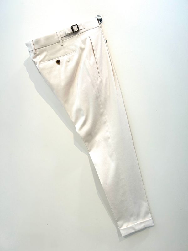 Pantalone in covert di cotone diagonale elasticizzato con pence e laccetti. Col. Latte